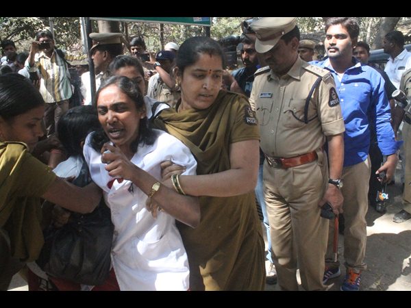  నర్సింగ్ ఇంటర్నిస్ నిరసన.. అరెస్టు