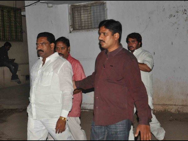  పేకాటరాయుళ్ల అడ్డాగా మారిన ఓల్డ్ ఎమ్మెల్యే క్వార్టర్స్‌