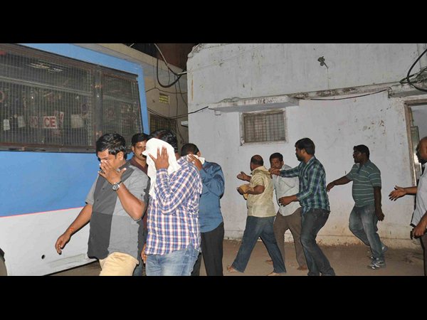  పేకాటరాయుళ్ల అడ్డాగా మారిన ఓల్డ్ ఎమ్మెల్యే క్వార్టర్స్‌