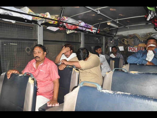  పేకాటరాయుళ్ల అడ్డాగా మారిన ఓల్డ్ ఎమ్మెల్యే క్వార్టర్స్‌