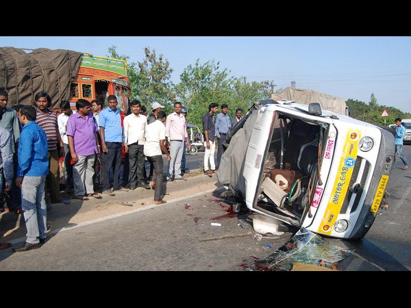 ఆటోను ఢీకొన్న లారీ, 6గురు దుర్మరణం
