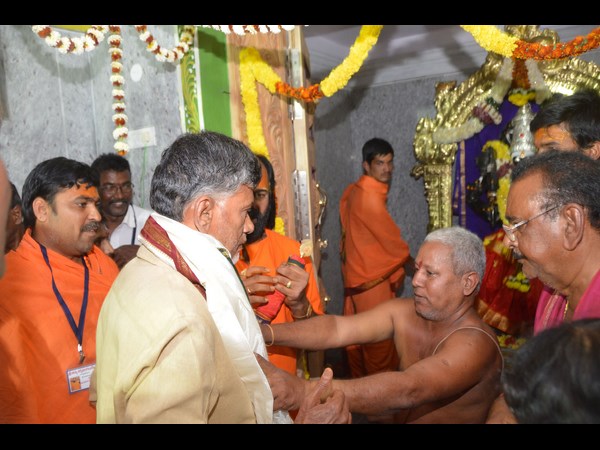 పట్టుకండువాతో సత్కారం