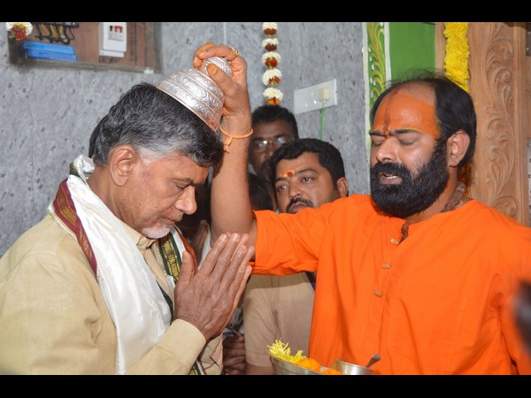 చంద్రబాబుకు ఆశీర్వాదాలు