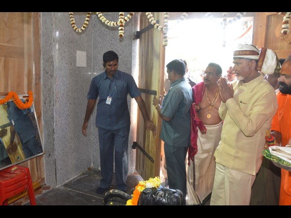 అమ్మవారికి పూజలు