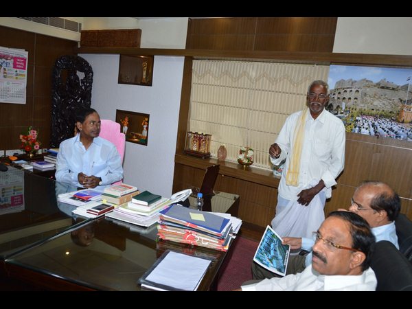 KCR takes lunch with Borla Ram Reddy, a farmer