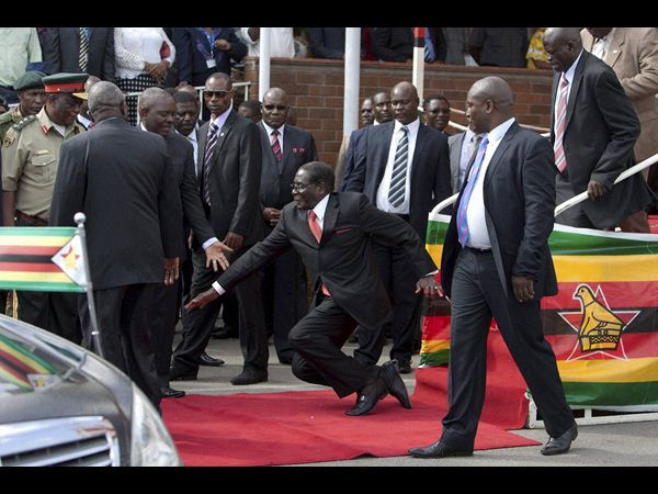  రెడ్ కార్పెట్‌పై కాలు జారి పడ్డ అధ్యక్షుడు 