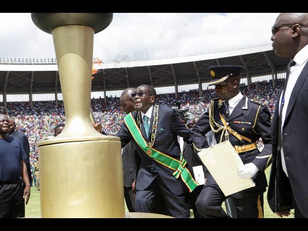  రెడ్ కార్పెట్‌పై కాలు జారి పడ్డ అధ్యక్షుడు 