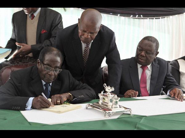  రెడ్ కార్పెట్‌పై కాలు జారి పడ్డ అధ్యక్షుడు 