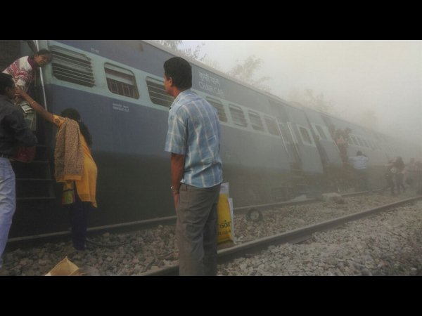  పట్టాలు తప్పిన బెంగుళూరు-ఎర్నాకుళం రైలు 