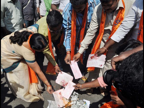 గ్రీటింగ్ కార్డుల దహనం