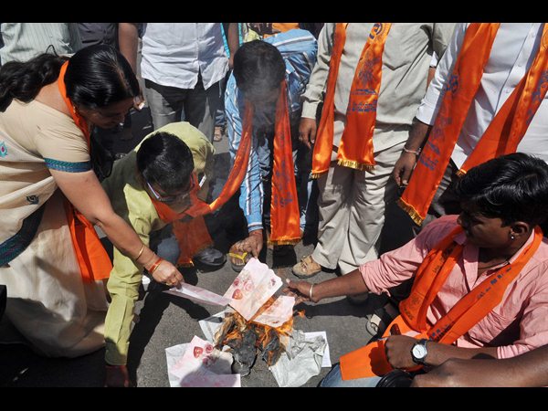 గ్రీటింగ్ కార్డుల దహనం