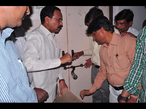 గదికి తాళం