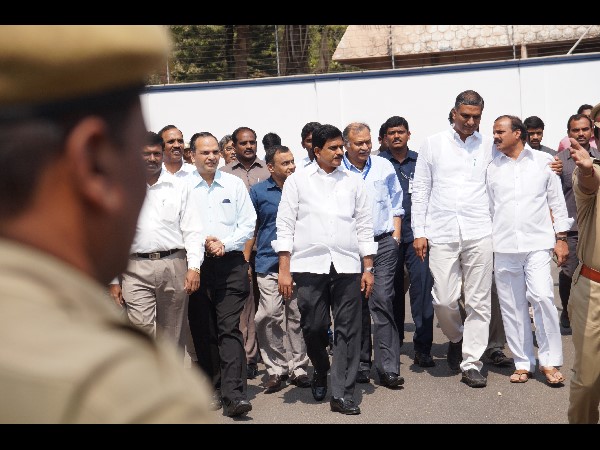 కలిసి వచ్చారు...