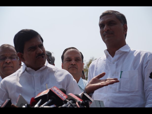 మీడియా సమావేశంలో ఇలా