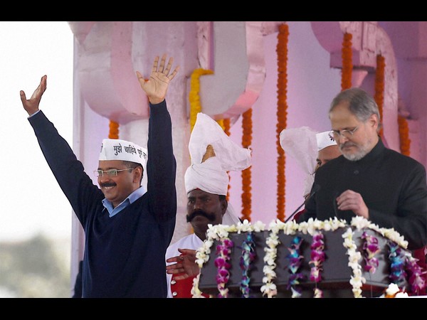 సీఎంగా ప్రమాణం స్వీకారం చేసిన కేజ్రీవాల్