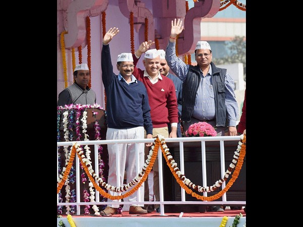 సీఎంగా ప్రమాణం స్వీకారం చేసిన కేజ్రీవాల్