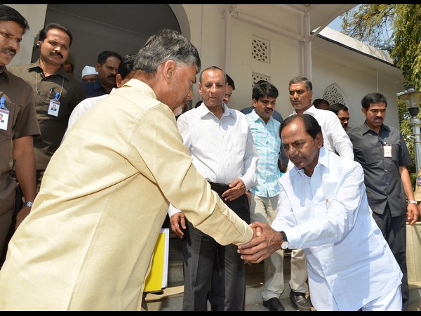 చేతుల కలుపుకున్నారు...