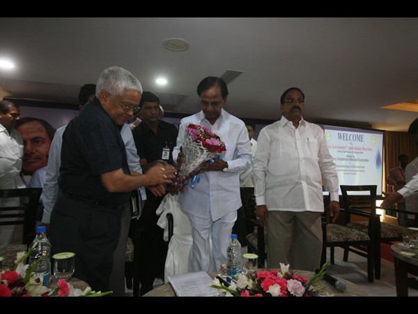 కేసీఆర్ సమీక్ష: స్వచ్ఛభారత్తో పట్టణాలు అభివృద్ధి కేసీఆర్ సమీక్ష: స్వచ్ఛభారత్తో పట్టణాలు అభివృద్ధి