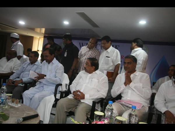 కేసీఆర్ సమీక్ష: స్వచ్ఛభారత్తో పట్టణాలు అభివృద్ధి కేసీఆర్ సమీక్ష: స్వచ్ఛభారత్తో పట్టణాలు అభివృద్ధి