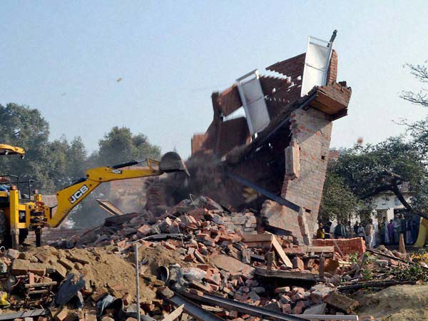 13 members of a family buried alive in Chandauli district of UP 13 members of a family buried alive in Chandauli district of UP