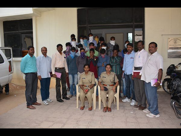 ప్రొఫెసర్ వెకిలి చేష్టలు.. 'షీ' టీమ్‌కు దొరికాడు