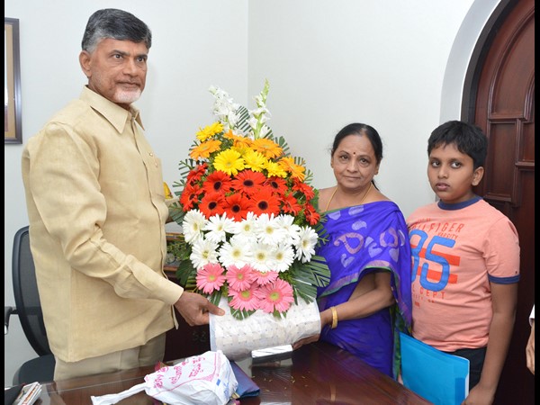 సీఎం బాబుని ఇంట్లో కలిసిన సుగుణమ్మ