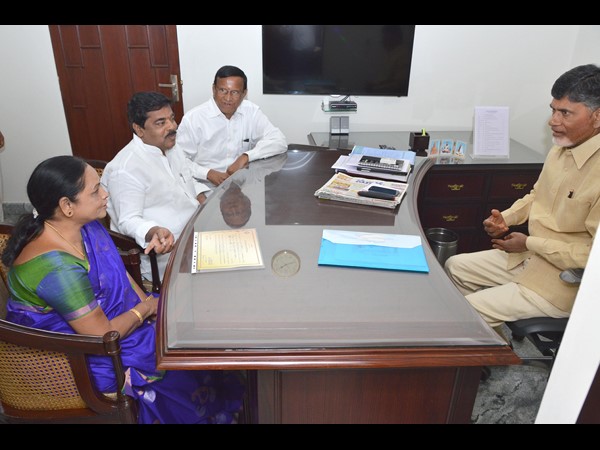 సీఎం బాబుని ఇంట్లో కలిసిన సుగుణమ్మ