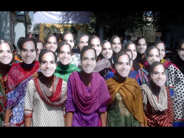 కెసిఆర్ మాస్కులతో..