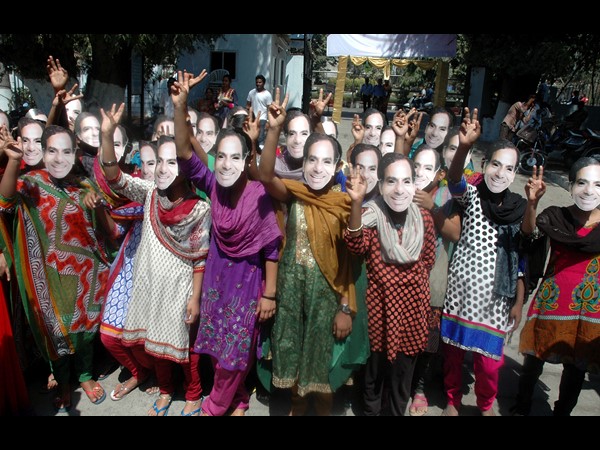 కెసిఆర్ మాస్కులతో..