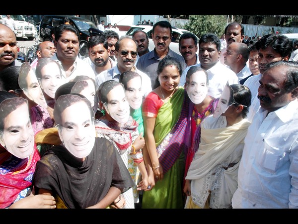 కెసిఆర్ మాస్కులతో..