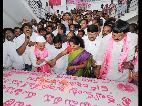 కేక్ కట్ చేస్తూ..