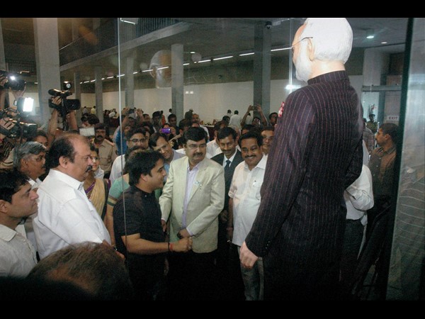 మోడీ సూట్