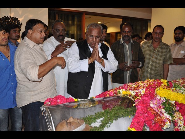 విహెచ్ నివాళి