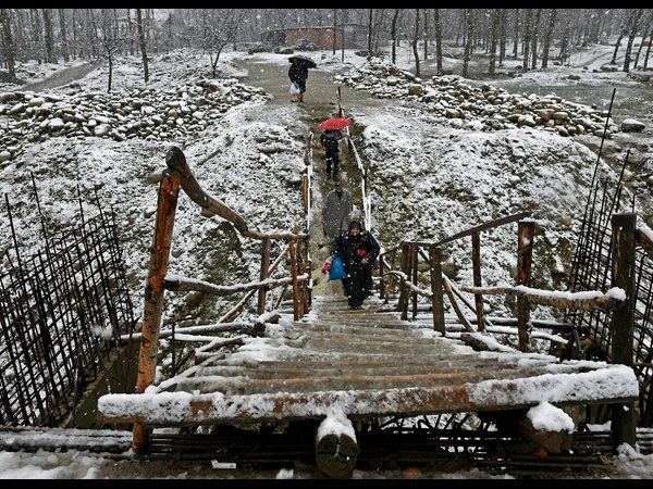  శ్రీనగర్‌లో భారీగా కురుస్తోన్న మంచు 