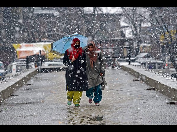  శ్రీనగర్‌లో భారీగా కురుస్తోన్న మంచు 