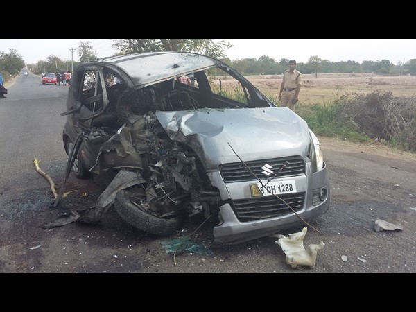 మంటల్లో కాలిపోయిన కారు