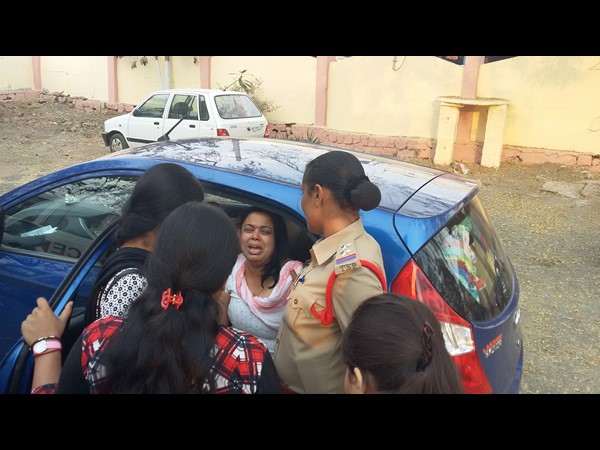 రోధిస్తున్న కుటుంబసభ్యులు