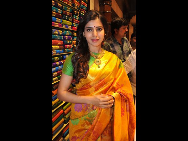 చీరలో సింగారం...