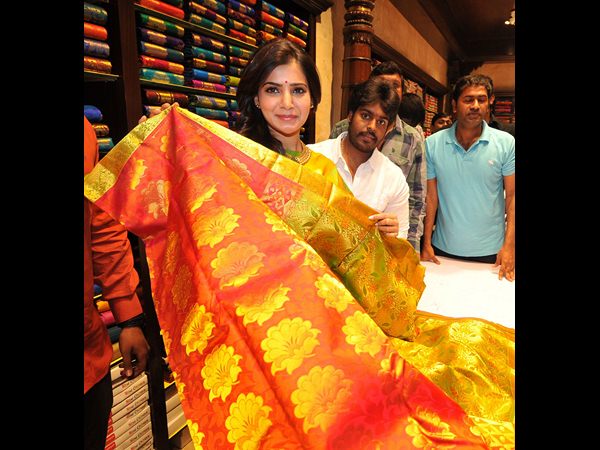 చీరెను ప్రదర్శిస్తూ...