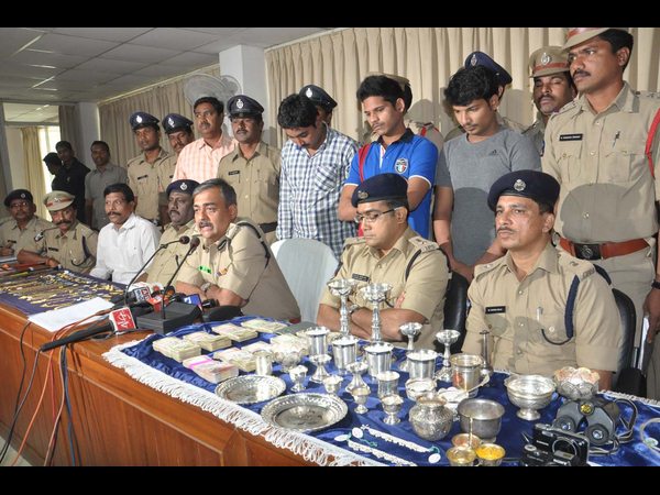 ఒకే రోజు 4 చోరీలు: సెల్ ఫోనే పట్టించింది ఒకే రోజు 4 చోరీలు: సెల్ ఫోనే పట్టించింది