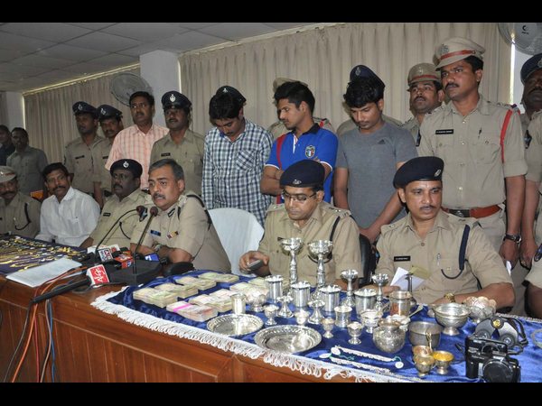 ఒకే రోజు 4 చోరీలు: సెల్ ఫోనే పట్టించింది ఒకే రోజు 4 చోరీలు: సెల్ ఫోనే పట్టించింది