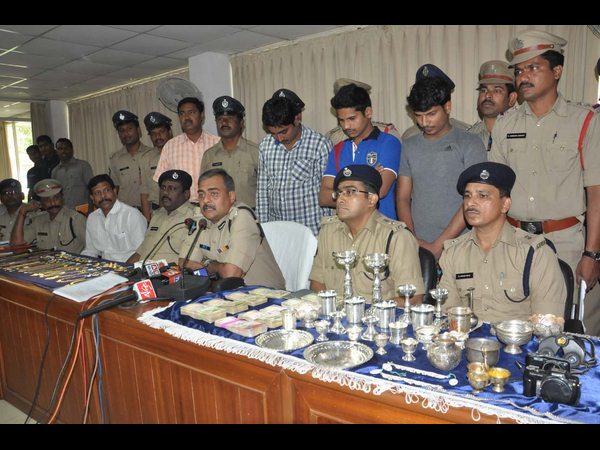 ఒకే రోజు 4 చోరీలు: సెల్ ఫోనే పట్టించింది ఒకే రోజు 4 చోరీలు: సెల్ ఫోనే పట్టించింది