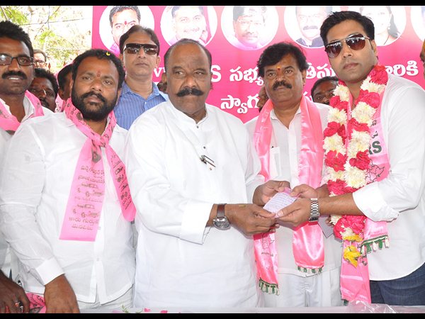  టీఆర్ఎస్‌ పార్టీలో చేరిన సినీ నటుడు ఆకాష్