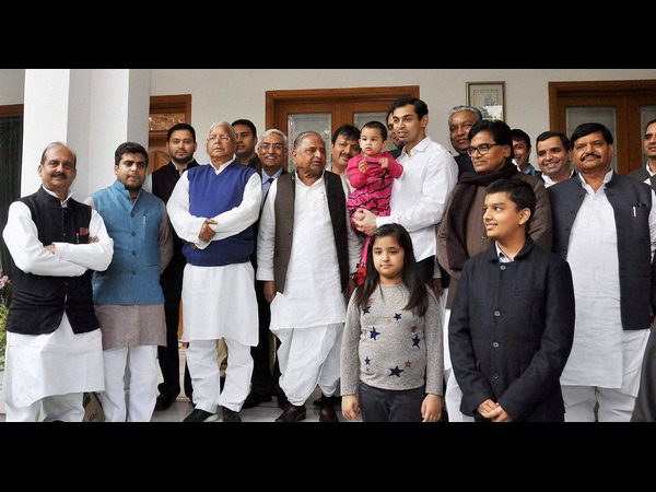 ములాయం మనవడి తిలకం వేడుక