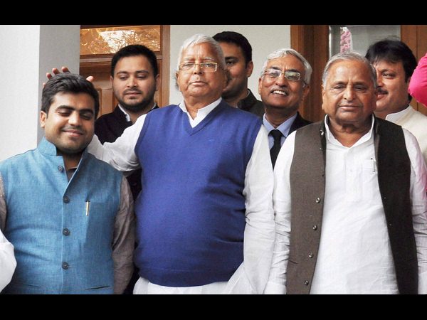  ములాయం మనవడి తిలకం వేడుక