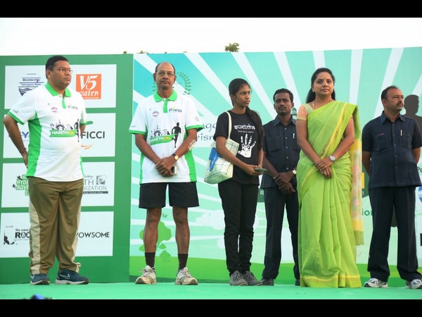 జెండా ఊపిన కవిత, విదేశీయుల డ్యాన్స్