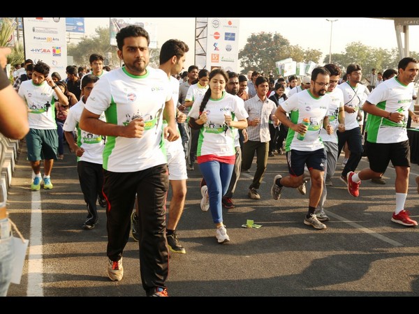 జెండా ఊపిన కవిత, విదేశీయుల డ్యాన్స్