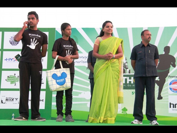 జెండా ఊపిన కవిత, విదేశీయుల డ్యాన్స్