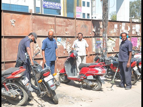 బాంబు స్క్వాడ్ తనిఖీ