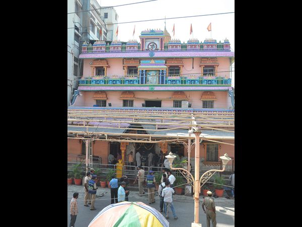 ఆలయం వద్ద తనిఖీలు